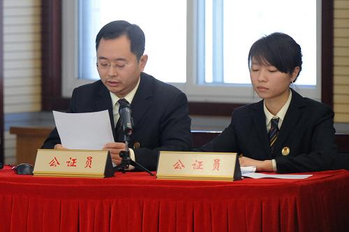 1月26日,公證員在搖號(hào)現(xiàn)場(chǎng)進(jìn)行公證。當(dāng)日上午,北京進(jìn)行首輪小客車指標(biāo)搖號(hào)。新華社記者李文攝