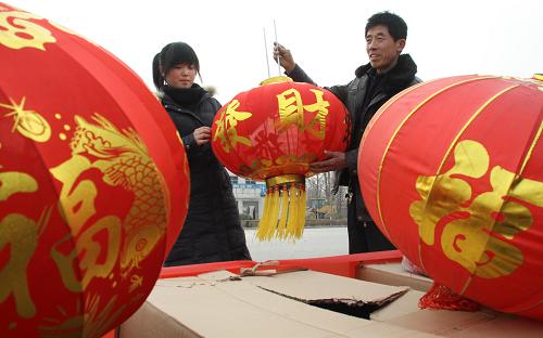 1月26日,平學(xué)民和女兒平魏楠在河北省邯鄲市館陶縣的集市上采購(gòu)年貨。新華社發(fā)(孫樹(shù)寶 攝)