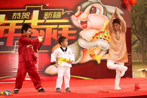 1月30日,在印度首都新德里的中國(guó)大使館,使館工作人員子女在春節(jié)聯(lián)歡會(huì)上表演節(jié)目。300余名在印華人華僑、留學(xué)生、中資公司人員、媒體的代表當(dāng)天應(yīng)邀來(lái)到中國(guó)大使館,與使館工作人員共慶新春佳節(jié)。新華社記者 李毅剛 攝