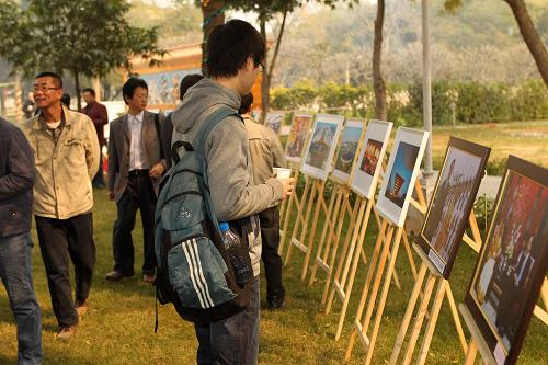 1月30日,在印度首都新德里的中國(guó)大使館,留學(xué)生在春節(jié)聯(lián)歡會(huì)上觀看中國(guó)圖片展。300余名在印華人華僑、留學(xué)生、中資公司人員、媒體的代表當(dāng)天應(yīng)邀來(lái)到中國(guó)大使館,與使館工作人員共慶新春佳節(jié)。新華社記者 李毅剛 攝