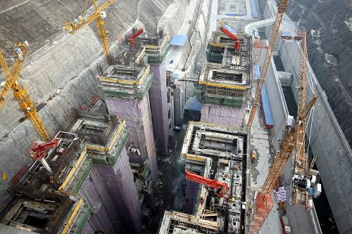 1月30日,建設(shè)者在三峽升船機(jī)塔柱上施工。新春佳節(jié)來臨,奮戰(zhàn)在三峽工程地下電站和升船機(jī)建設(shè)工地的建設(shè)者,放棄與家人團(tuán)聚的機(jī)會,為工程早日建成投入使用而堅守崗位。新華社發(fā)(文振效 攝)