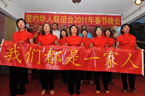 1月30日,在巴西里約熱內(nèi)盧舉行的春節(jié)晚會上,當(dāng)?shù)厝A人華僑演唱歌曲。當(dāng)日,巴西里約華人聯(lián)誼會在當(dāng)?shù)嘏e行2011年春節(jié)晚會,慶祝即將到來的中國傳統(tǒng)節(jié)日—春節(jié)。新華社記者 宋為偉 攝