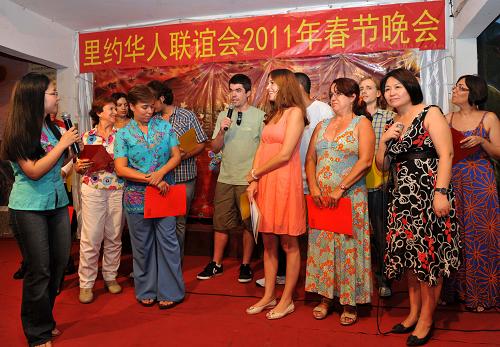 1月30日,在巴西里約熱內(nèi)盧,華人華僑和當(dāng)?shù)孛癖娫诖汗?jié)晚會上共同用中文表演節(jié)目。當(dāng)日,巴西里約華人聯(lián)誼會在當(dāng)?shù)嘏e行2011年春節(jié)晚會,慶祝即將到來的中國傳統(tǒng)節(jié)日—春節(jié)。新華社記者 宋為偉 攝
