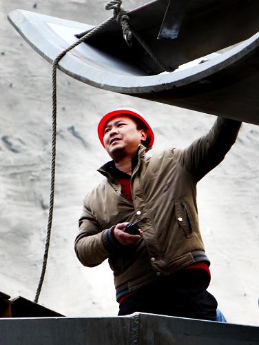1月30日,在湖北竹山縣潘口水電站大壩建設(shè)工地,陜西籍起吊工李錦坤負(fù)責(zé)進(jìn)行廠房蝸殼工程安裝。據(jù)了解,李錦坤父親在老家陜西安康住院,妻子重感冒,但他依然堅(jiān)守崗位。年關(guān)時(shí)節(jié),湖北竹山縣潘口水電站建設(shè)工地仍然是一派熱火朝天的景象,許多工人放棄與家人團(tuán)聚,奮戰(zhàn)在建設(shè)一線,用勞動(dòng)和汗水迎接兔年新春。新華社發(fā)(邵義龍 攝)