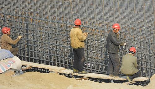 1月30日,工人在南水北調(diào)中線興隆水利樞紐工程建設(shè)工地施工。年關(guān)時(shí)節(jié),在南水北調(diào)中線興隆水利樞紐工程建設(shè)工地,仍然是一派熱火朝天的景象,許多工人放棄回家與親人團(tuán)聚的機(jī)會(huì),堅(jiān)守在建設(shè)工地,用勞動(dòng)和汗水迎接兔年新春的到來(lái)。新華社發(fā)(吳燕軍 攝)