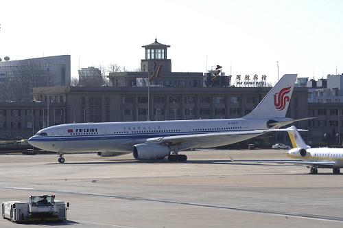 1月31日11時30分,國航派出赴埃及首都開羅撤僑的空客A330客機(jī)準(zhǔn)備出發(fā)。當(dāng)日11時30分,國航派出一架空客A330客機(jī)赴埃及首都開羅撤僑,開羅機(jī)場目前有500多中國人滯留,該包機(jī)可載客265人。中午12時,海南航空公司也將派一架A330-200型客機(jī)從北京起飛赴開羅撤僑。 新華社發(fā)(馬儒壯 攝)