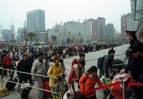 1月31日,旅客在有序進(jìn)入龍頭寺長途汽車站。1月30日,重慶龍頭寺長途汽車站發(fā)送旅客超過4萬人次,迎來新一輪客流高峰。該站為了最大限度方便旅客出行,全天開放售票、候車大廳,同時(shí)還將售票時(shí)間從5時(shí)30分提前到零時(shí)。新華社記者 周衡義 攝
