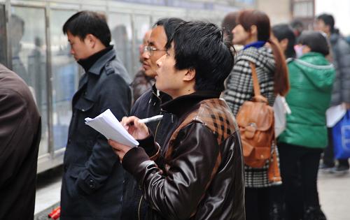 2月8日,應(yīng)聘人員在查看招聘信息。傳統(tǒng)春節(jié)還未過完,安徽省合肥市的人才招聘市場(chǎng)已經(jīng)啟動(dòng)。2月8日是合肥市各人才市場(chǎng)大年后首個(gè)工作日,在安徽省工商聯(lián)人才招聘市場(chǎng),已經(jīng)有近30家用工單位預(yù)約招聘。新華社發(fā)(孟景 攝)