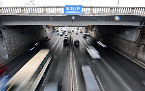 2月9日8時許,東二環(huán)建國門橋雙向行駛通暢。當日是春節(jié)后上班第一天,北京市恢復車輛按尾號限行措施。據(jù)交管部門分析,本市的交通流量將迅速回升,但由于部分人員還未返京,交通流量恢復到平日水平基本要等到正月十五以后。8時55分,北京市交管局網(wǎng)站實時路況信息顯示,市區(qū)整體交通運行良好,城區(qū)環(huán)路、各主要大街以及交通場站周邊道路車輛行駛基本正常。新華社記者 張宇 攝