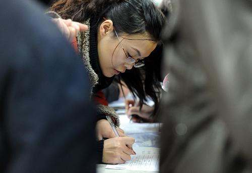 2月15日,為了盡快招到合適員工,一位招聘企業(yè)的員工不停地在招聘現(xiàn)場(chǎng)幫助應(yīng)聘者填寫(xiě)本單位的招工信息表格。當(dāng)日,安徽省合肥市廬陽(yáng)區(qū)舉辦企業(yè)用工專(zhuān)場(chǎng)招聘會(huì),本次招聘會(huì)主題為服務(wù)企業(yè)用工、引導(dǎo)就地就業(yè)。據(jù)介紹,因?yàn)檎泄るy等因素,合肥節(jié)后招聘企業(yè)多利用改善用工條件、提高薪金待遇等方法,力爭(zhēng)留住本地及外來(lái)務(wù)工人員就地就業(yè)。當(dāng)?shù)厝松绮块T(mén)也側(cè)重服務(wù)企業(yè)招聘,做到企業(yè)、應(yīng)聘者雙向合作,就地就業(yè)。當(dāng)日招聘會(huì)共有100多家企業(yè)參加,提供3000多個(gè)就業(yè)崗位。新華社記者 郭晨 攝