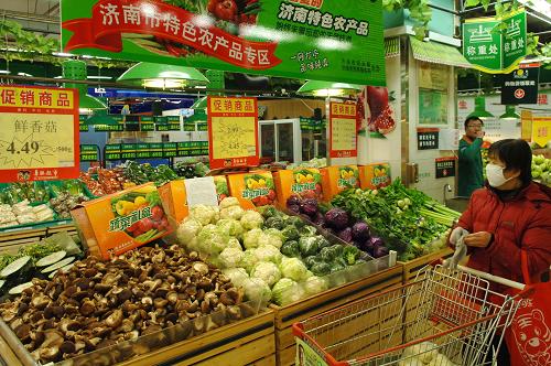 2月15日,濟(jì)南市一家超市,市民在選購(gòu)蔬菜。據(jù)國(guó)家統(tǒng)計(jì)局山東調(diào)查總隊(duì)最新公布數(shù)據(jù)顯示,1月份山東CPI同比上漲3.7%,比全國(guó)同期CPI低1.2個(gè)百分點(diǎn)。由于2010年四季度以來(lái),山東省積極實(shí)施“菜籃子”市長(zhǎng)負(fù)責(zé)制,各地積極擴(kuò)大冬季大棚菜種植面積,蔬菜市場(chǎng)供應(yīng)充足,價(jià)格平穩(wěn)有降,對(duì)全省CPI形成了較好的下拉效應(yīng)。新華社記者 郭緒雷 攝