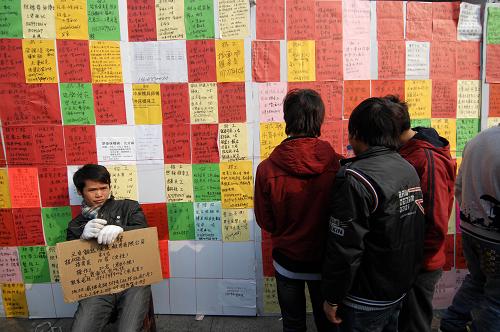 2月12日,在浙江義烏人才市場(chǎng),一位快遞公司的招聘者(左一)坐在貼滿(mǎn)招聘啟事的告示板前。他已經(jīng)連續(xù)招聘了三天,但是沒(méi)有招到一名員工。元宵節(jié)前,記者在浙江多地采訪時(shí)了解到,盡管許多企業(yè)普遍放寬了招工條件、提高了用工薪酬,甚至承諾為員工增加福利,但是“用工荒”現(xiàn)象依然明顯。浙江是制造業(yè)大省,也是用工大省。目前眾多企業(yè)因“招工難”而開(kāi)工不足,不得不為“招兵買(mǎi)馬”而使盡渾身解數(shù);許多外來(lái)務(wù)工人員選擇就業(yè)單位時(shí),也越來(lái)越多地關(guān)注勞動(dòng)環(huán)境、企業(yè)文化和個(gè)人的發(fā)展等“軟待遇”。新華社記者 鞠煥宗 攝