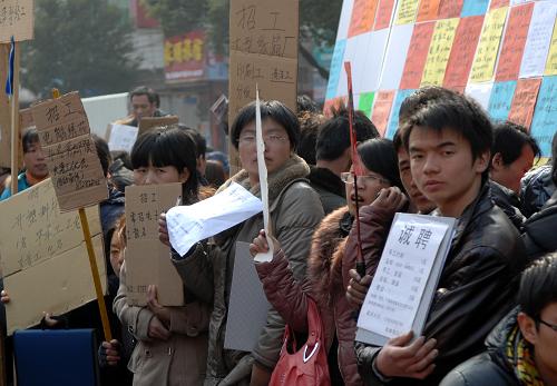 2月12日,浙江義烏勞動(dòng)力市場(chǎng),眾多舉牌招聘的用工企業(yè)代表在等待應(yīng)聘者。元宵節(jié)前,記者在浙江多地采訪時(shí)了解到,盡管許多企業(yè)普遍放寬了招工條件、提高了用工薪酬,甚至承諾為員工增加福利,但是“用工荒”現(xiàn)象依然明顯。浙江是制造業(yè)大省,也是用工大省。目前眾多企業(yè)因“招工難”而開(kāi)工不足,不得不為“招兵買(mǎi)馬”而使盡渾身解數(shù);許多外來(lái)務(wù)工人員選擇就業(yè)單位時(shí),也越來(lái)越多地關(guān)注勞動(dòng)環(huán)境、企業(yè)文化和個(gè)人的發(fā)展等“軟待遇”。新華社記者 鞠煥宗 攝