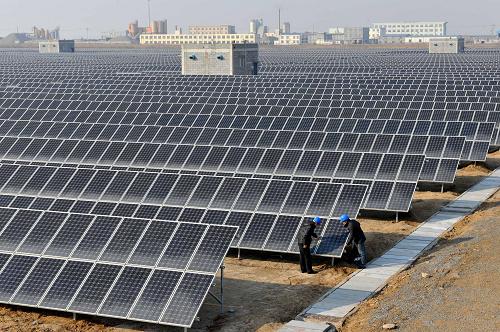 2月15日,山東東營(yíng)太陽能光伏發(fā)電站職工在巡查太陽能發(fā)電板列陣。 被列入“金太陽示范工程”的中國(guó)光伏集團(tuán)東營(yíng)7兆瓦太陽能光伏并網(wǎng)發(fā)電站項(xiàng)目,自2010年12月29日并網(wǎng)發(fā)電以來,已累計(jì)發(fā)電124萬千瓦時(shí),日均發(fā)電2.6萬千瓦時(shí)。該項(xiàng)目設(shè)計(jì)年均可向電網(wǎng)輸送948萬千瓦時(shí)的清潔電能。新華社發(fā)(劉文忠 攝)