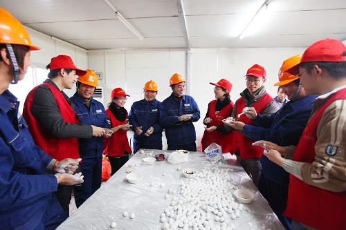 2月16日,電力志愿者們與進城務工人員一起制作元宵。當日,安徽省馬鞍山市“黃綠紅”電力志愿者們來到該市220千伏金山變電站建設現(xiàn)場,與將在外度過元宵佳節(jié)的變電站建設者、進城務工人員一起聯(lián)歡、做湯圓、吃湯圓,喜迎元宵佳節(jié)的到來。新華社發(fā)(陶洋 攝)