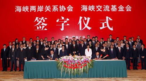 “十一五”期間,海峽兩岸政黨交流成功開啟,全面直接雙向“三通”得以實現(xiàn),《海峽兩岸經(jīng)濟合作框架協(xié)議》正式生效……兩岸關系展現(xiàn)出和平發(fā)展的良好態(tài)勢。這是2010年6月29日,海峽兩岸關系協(xié)會會長陳云林與臺灣海峽交流基金會董事長江丙坤在重慶簽署《海峽兩岸經(jīng)濟合作框架協(xié)議》《海峽兩岸知識產(chǎn)權保護合作協(xié)議》。兩岸經(jīng)濟合作框架協(xié)議的簽署,推進了兩岸經(jīng)濟關系正?;M程,明確了兩岸經(jīng)濟往來自由化目標,構建了兩岸經(jīng)濟合作機制化平臺,是兩岸關系和平發(fā)展進程中的又一重大進展,也是兩岸關系史上又一座里程碑。新華社記者 陳建力 攝