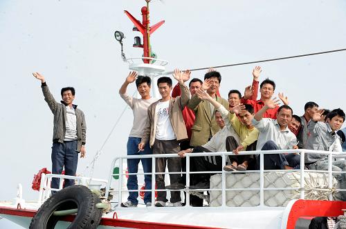 “十一五”期間,海峽兩岸政黨交流成功開啟,全面直接雙向“三通”得以實現(xiàn),《海峽兩岸經(jīng)濟合作框架協(xié)議》正式生效……兩岸關系展現(xiàn)出和平發(fā)展的良好態(tài)勢。 2010年4月27日,《海峽兩岸漁船船員勞務合作協(xié)議》生效后的首批48名大陸漁工從福建惠安縣崇武漁港啟程,前往臺灣從事漁業(yè)生產(chǎn)工作。海協(xié)會與?;鶗诘谒拇螘勚兴炇鸬摹逗{兩岸漁船船員勞務合作協(xié)議》2010年3月生效實施。新華社記者 張國俊 攝