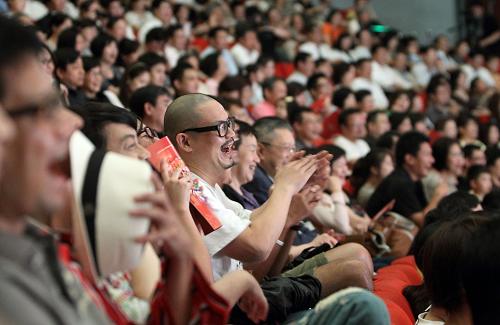 “十一五”期間,海峽兩岸政黨交流成功開啟,全面直接雙向“三通”得以實現(xiàn),《海峽兩岸經(jīng)濟合作框架協(xié)議》正式生效……兩岸關系展現(xiàn)出和平發(fā)展的良好態(tài)勢。 2010年7月3日,趙本山帶領小沈陽、毛毛、王金龍等弟子將劉老根大舞臺搬到了臺北孫中山先生紀念館。在近3個小時的演出中,現(xiàn)場上千名觀眾掌聲不斷,歡呼聲此起彼伏。新華社記者 費茂華 攝