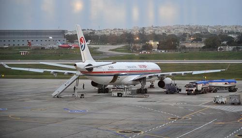 2月28日,一架東方航空公司包機(jī)在馬耳他國際機(jī)場等待起飛。中國東方航空公司4架包機(jī)當(dāng)日帶著1115名從利比亞撤離的中國人員離開馬耳他回國。這是第三批離開馬耳他的中國包機(jī)。按照計劃,其中1架包機(jī)將前往北京首都國際機(jī)場,其余3架包機(jī)將前往上海。據(jù)中國駐馬耳他大使館有關(guān)工作人員介紹,當(dāng)天的轉(zhuǎn)運過程進(jìn)展順利。 新華社記者 王慶欽 攝