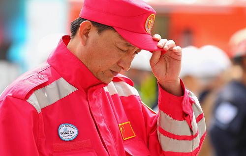3月1日,一名中國救援隊(duì)隊(duì)員在新西蘭克賴斯特徹奇市中心大教堂前為地震死難者默哀。新西蘭全國各地的民眾以及正在當(dāng)?shù)氐母鲊仍?duì)員于當(dāng)?shù)貢r(shí)間1日中午12時(shí)51分默哀兩分鐘,哀悼地震中的遇難者。新華社發(fā)
