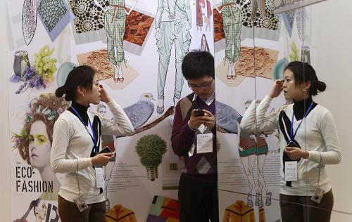 3月1日,一家服飾企業(yè)的工作人員在展位內(nèi)等待顧客。當(dāng)日,第21屆中國(guó)華東進(jìn)出口商品交易會(huì)(華交會(huì))在上海新國(guó)際博覽中心開幕。本屆華交會(huì)共設(shè)展位5310個(gè),3300多家參展企業(yè)集中展示服裝、家用紡織品、裝飾禮品、日用消費(fèi)品等四大類商品。目前,已有來自日本、韓國(guó)、美國(guó)、法國(guó)、意大利等國(guó)家和地區(qū)的兩萬多名境外采購(gòu)商報(bào)名入場(chǎng)采購(gòu)。新華社記者 裴鑫 攝