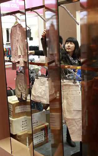 3月1日,一位客商在展會(huì)上挑選貨品。當(dāng)日,第21屆中國(guó)華東進(jìn)出口商品交易會(huì)(華交會(huì))在上海新國(guó)際博覽中心開幕。本屆華交會(huì)共設(shè)展位5310個(gè),3300多家參展企業(yè)集中展示服裝、家用紡織品、裝飾禮品、日用消費(fèi)品等四大類商品。目前,已有來自日本、韓國(guó)、美國(guó)、法國(guó)、意大利等國(guó)家和地區(qū)的兩萬多名境外采購(gòu)商報(bào)名入場(chǎng)采購(gòu)。新華社記者 裴鑫 攝