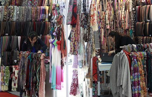 3月1日,一家展商的工作人員在整理貨品。當(dāng)日,第21屆中國(guó)華東進(jìn)出口商品交易會(huì)(華交會(huì))在上海新國(guó)際博覽中心開幕。本屆華交會(huì)共設(shè)展位5310個(gè),3300多家參展企業(yè)集中展示服裝、家用紡織品、裝飾禮品、日用消費(fèi)品等四大類商品。目前,已有來自日本、韓國(guó)、美國(guó)、法國(guó)、意大利等國(guó)家和地區(qū)的兩萬多名境外采購(gòu)商報(bào)名入場(chǎng)采購(gòu)。新華社記者 裴鑫 攝