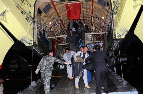 3月2日凌晨,在蘇丹首都喀土穆,中國空軍一架運(yùn)輸機(jī)從利比亞接運(yùn)的中國人員抵達(dá)喀土穆國際機(jī)場后走下運(yùn)輸機(jī)。當(dāng)日,中國空軍運(yùn)輸機(jī)從利比亞接運(yùn)出首批共250名中國人員。經(jīng)中央軍委批準(zhǔn),中國空軍派出4架伊爾-76運(yùn)輸機(jī)飛赴利比亞執(zhí)行接運(yùn)中國在利比亞人員的任務(wù)。新華社發(fā)(穆罕默德·巴比克爾 攝)