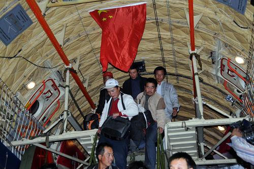 3月2日凌晨,在蘇丹首都喀土穆,中國空軍一架運(yùn)輸機(jī)從利比亞接運(yùn)的中國人員抵達(dá)喀土穆國際機(jī)場后走下運(yùn)輸機(jī)。當(dāng)日,中國空軍運(yùn)輸機(jī)從利比亞接運(yùn)出首批共250名中國人員。經(jīng)中央軍委批準(zhǔn),中國空軍派出4架伊爾-76運(yùn)輸機(jī)飛赴利比亞執(zhí)行接運(yùn)中國在利比亞人員的任務(wù)。新華社發(fā)(穆罕默德·巴比克爾 攝)