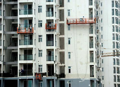 這是工人在為公共租賃房鴛鴦片區(qū)“民心佳園”外墻施工(2011年1月4日攝)。“十一五”期間,黨中央、國(guó)務(wù)院高度重視保障性住房建設(shè)工作,安排保障性安居工程專項(xiàng)補(bǔ)助資金1336億元,建設(shè)工程呈現(xiàn)“加速跑”的趨勢(shì)。5年間,全國(guó)1140萬戶城鎮(zhèn)低收入家庭和360萬戶中等偏下收入家庭住房困難問題得到解決。如今,我國(guó)以廉租住房、經(jīng)濟(jì)適用住房等為主要形式的住房保障制度初步形成。新華社記者 周衡義 攝
