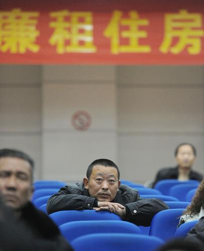 這是符合廉租房申請(qǐng)條件的合肥市民在觀看搖號(hào)過程(2010年11月24日攝)。“十一五”期間,黨中央、國(guó)務(wù)院高度重視保障性住房建設(shè)工作,安排保障性安居工程專項(xiàng)補(bǔ)助資金1336億元,建設(shè)工程呈現(xiàn)“加速跑”的趨勢(shì)。5年間,全國(guó)1140萬戶城鎮(zhèn)低收入家庭和360萬戶中等偏下收入家庭住房困難問題得到解決。如今,我國(guó)以廉租住房、經(jīng)濟(jì)適用住房等為主要形式的住房保障制度初步形成。新華社記者 劉軍喜 攝