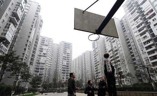 這是市民在成都中心城區(qū)公租房房源之一——錦繡光華小區(qū)內(nèi)打籃球(2011年1月12日攝)。“十一五”期間,黨中央、國(guó)務(wù)院高度重視保障性住房建設(shè)工作,安排保障性安居工程專項(xiàng)補(bǔ)助資金1336億元,建設(shè)工程呈現(xiàn)“加速跑”的趨勢(shì)。5年間,全國(guó)1140萬戶城鎮(zhèn)低收入家庭和360萬戶中等偏下收入家庭住房困難問題得到解決。如今,我國(guó)以廉租住房、經(jīng)濟(jì)適用住房等為主要形式的住房保障制度初步形成。新華社記者 江宏景 攝
