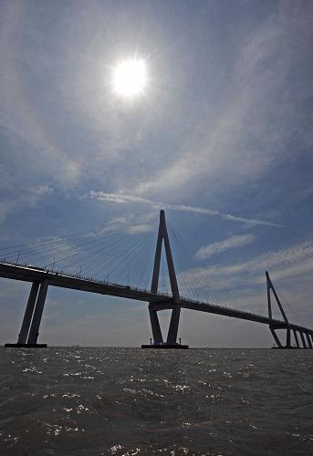 這是世界最長(zhǎng)跨海大橋——杭州灣跨海大橋雄姿(2009年7月19日攝)。中國(guó)自行設(shè)計(jì)、建造和管理的杭州灣跨海大橋全長(zhǎng)36公里,于2008年5月1日通車(chē)。記者3月1日從浙江省政府獲悉,國(guó)務(wù)院近日正式批復(fù)《浙江海洋經(jīng)濟(jì)發(fā)展示范區(qū)規(guī)劃》,浙江海洋經(jīng)濟(jì)發(fā)展示范區(qū)建設(shè)上升為國(guó)家戰(zhàn)略。批復(fù)認(rèn)為,建設(shè)好浙江海洋經(jīng)濟(jì)發(fā)展示范區(qū)關(guān)系到我國(guó)實(shí)施海洋發(fā)展戰(zhàn)略和完善區(qū)域發(fā)展總體戰(zhàn)略的全局。根據(jù)《規(guī)劃》,浙江將充分挖掘浙江豐富的“海洋生產(chǎn)力”,并把海洋經(jīng)濟(jì)作為經(jīng)濟(jì)轉(zhuǎn)型升級(jí)的突破口。到2015年,浙江的海洋生產(chǎn)總值將突破7200億元。新華社記者 譚進(jìn) 攝