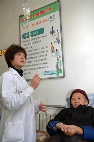 3月2日,在濟(jì)南市振興街社區(qū)衛(wèi)生服務(wù)中心,護(hù)士在為病人輸液。為使老百姓在家門口就能享受到安全、有效、方便、價(jià)廉的衛(wèi)生服務(wù),山東省深化醫(yī)療改革,積極推行社區(qū)衛(wèi)生服務(wù),目前已建成社區(qū)衛(wèi)生服務(wù)中心(站)2248個(gè),實(shí)施國家基本藥物制度,藥品均實(shí)行零差率銷售,使基層醫(yī)療衛(wèi)生機(jī)構(gòu)基本藥物價(jià)格降低42.66%,門診量增加23.3%,門診均次處方費(fèi)由5年前的89元下降到了現(xiàn)在的41.8元。目前,山東省城市社區(qū)衛(wèi)生服務(wù)網(wǎng)絡(luò)和居民15分鐘健康服務(wù)圈基本形成。新華社記者 郭緒雷 攝