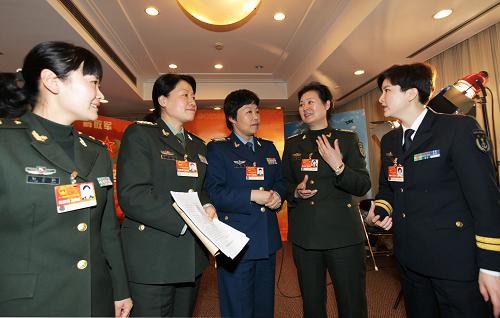 3月5日,來自解放軍代表團的全國人大代表鄭喜燦、崔玉玲、程曉健、黃曉娟、李丹妮(從左至右)參加十一屆全國人大四次會議解放軍代表團全體會議后一起交談。在部隊一線、在軍事教學(xué)、科研、后勤等崗位,總有女性的身影。她們在男性成員為主的鋼鐵世界里打拼,展現(xiàn)著巾幗英雄的風(fēng)采。十一屆全國人大四次會議解放軍代表團,有20多位女性代表。她們在莊嚴(yán)、神圣的民主殿堂里盡心履職、盡顯風(fēng)流。新華社記者 李剛 攝
