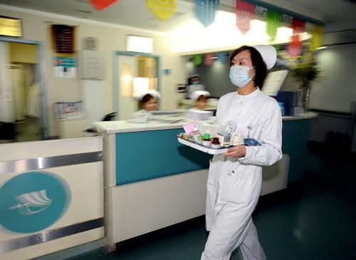3月8日,山西省人民醫(yī)院普通外科的一名護士去病房查視。當日是“三八”國際勞動婦女節(jié),但對于山西省人民醫(yī)院的女性醫(yī)護人員來說,這只是普通的一天。她們放棄和家人朋友分享節(jié)日的快樂,堅守在各自的崗位上,用辛勤工作來詮釋別樣的美麗。新華社記者 燕雁 攝