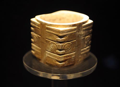 這是良渚博物院內(nèi)展示的玉琮,它是古代重要的禮器(3月9日攝)。3月8日,作為浙江省內(nèi)首個(gè)同時(shí)也是我國(guó)首批國(guó)家考古遺址公園,良渚國(guó)家考古遺址公園正式揭牌成立。良渚國(guó)家考古遺址公園總面積25平方公里,包括了距今4300年至5300年歷史的新石器時(shí)代的良渚古城遺址,還有陳列各類良渚文化相關(guān)文物的良渚博物院,良渚文化的祭壇遺址——瑤山遺址、匯觀山遺址等。公園的功能集遺產(chǎn)保護(hù)、文物展示、文化交流、生態(tài)旅游為一體。良渚文化1936年在浙江省余杭縣良渚鎮(zhèn)首次發(fā)現(xiàn),它是我國(guó)新石器時(shí)代長(zhǎng)江下游地區(qū)最重要的一支考古學(xué)文化,尤以玉器文化享譽(yù)世界。良渚古城2007年被發(fā)現(xiàn),并當(dāng)選2007年度“全國(guó)十大考古新發(fā)現(xiàn)”。新華社記者 徐昱 攝