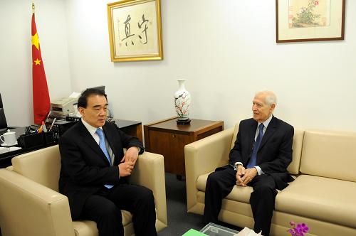 3月9日,安理會(huì)本月輪值主席、中國(guó)常駐聯(lián)合國(guó)代表李保東(左)在美國(guó)紐約聯(lián)合國(guó)總部會(huì)見敘利亞常駐聯(lián)合國(guó)代表賈法里。李保東當(dāng)天分別會(huì)見以色列、埃及、敘利亞、約旦常駐聯(lián)合國(guó)代表和巴勒斯坦、阿盟常駐聯(lián)合國(guó)觀察員,就中東和平進(jìn)程的有關(guān)問題交換了看法。 新華社記者 白潔 攝