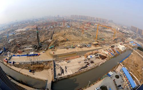 這是正在建設(shè)中的杭州鐵路東站樞紐工程(3月10日攝)。正在建設(shè)中的杭州鐵路東站樞紐工程是目前浙江省內(nèi)最大的鐵路樞紐工程,主體工程將于2011年年底完工,2012年6月30日前正式投入使用。根據(jù)設(shè)計(jì),杭州鐵路東站站內(nèi)自西向東設(shè)有寧杭甬、滬杭長、普速車3個(gè)到發(fā)場,30條到發(fā)線,到發(fā)線規(guī)模為目前國內(nèi)最大。建成后的杭州鐵路東站分為上下5層,乘客在站內(nèi)就可以實(shí)現(xiàn)火車、地鐵、公交、出租車的無障礙換乘,更具特色的是在站外就有運(yùn)河碼頭可以乘坐水上巴士,成為名副其實(shí)的水陸交通樞紐。據(jù)初步估計(jì),新東站的日均客流量將達(dá)30萬人次左右。新華社記者 徐昱 攝