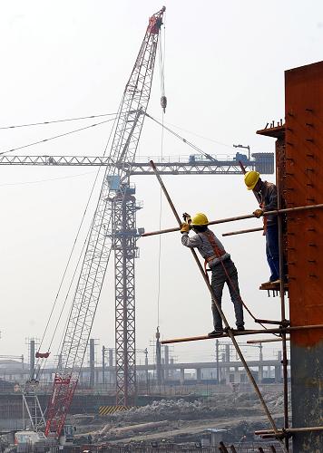3月10日,工人在杭州鐵路東站樞紐工程工地上施工。正在建設(shè)中的杭州鐵路東站樞紐工程是目前浙江省內(nèi)最大的鐵路樞紐工程,主體工程將于2011年年底完工,2012年6月30日前正式投入使用。根據(jù)設(shè)計(jì),杭州鐵路東站站內(nèi)自西向東設(shè)有寧杭甬、滬杭長、普速車3個(gè)到發(fā)場,30條到發(fā)線,到發(fā)線規(guī)模為目前國內(nèi)最大。建成后的杭州鐵路東站分為上下5層,乘客在站內(nèi)就可以實(shí)現(xiàn)火車、地鐵、公交、出租車的無障礙換乘,更具特色的是在站外就有運(yùn)河碼頭可以乘坐水上巴士,成為名副其實(shí)的水陸交通樞紐。據(jù)初步估計(jì),新東站的日均客流量將達(dá)30萬人次左右。新華社記者 徐昱 攝