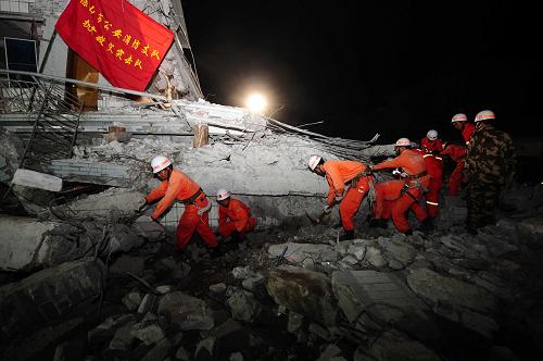 3月11日凌晨,消防官兵在云南盈江地震災(zāi)區(qū)搜救幸存者。3月10日,云南省盈江縣發(fā)生5.8級(jí)地震。截至11日零時(shí),地震已致25人死亡,包括4名學(xué)生,250余人受傷。云南省救災(zāi)工作組及各救援隊(duì)已抵達(dá)災(zāi)區(qū),各項(xiàng)救災(zāi)工作正有序展開。新華社記者 秦晴 攝