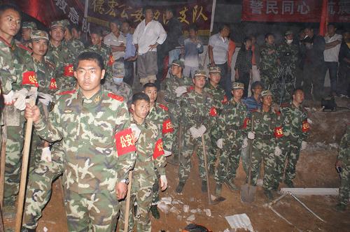 3月10日,云南德宏州邊防官兵在盈江地震災(zāi)區(qū)集結(jié)準(zhǔn)備參加救援。3月10日,云南省盈江縣發(fā)生5.8級(jí)地震。截至11日零時(shí),地震已致25人死亡,包括4名學(xué)生,250余人受傷。云南省救災(zāi)工作組及各救援隊(duì)已抵達(dá)災(zāi)區(qū),各項(xiàng)救災(zāi)工作正有序展開。新華社發(fā)(肖林 攝)