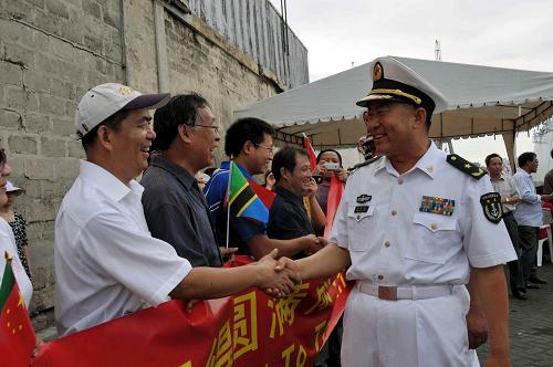 3月30日,中國(guó)海軍第七批護(hù)航編隊(duì)指揮員、東海艦隊(duì)副司令員張華臣少將(右)在坦桑尼亞達(dá)累斯薩拉姆港與駐坦中國(guó)醫(yī)療隊(duì)隊(duì)長(zhǎng)陳珠峰(左)握手辭行。中國(guó)海軍第七批護(hù)航編隊(duì)“舟山”艦和“徐州”艦當(dāng)日下午駛離達(dá)累斯薩拉姆港,結(jié)束了對(duì)坦桑尼亞為期5天的正式友好訪問(wèn)。 新華社記者 郭春菊 攝