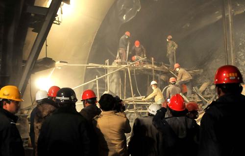 3月30日晚,云南香格里拉在建隧道坍塌事故被困的施工人員成功獲救。3月29日16時許,海拔3300多米的云南省迪慶藏族自治州香格里拉縣境內(nèi)香德二級公路肯古隧道,由于地質(zhì)巖層的不穩(wěn)定性,導(dǎo)致已開挖支護完畢的洞體突然大面積坍塌,造成19名施工人員被困。事故發(fā)生后,當(dāng)?shù)卣⒓闯闪F(xiàn)場指揮應(yīng)急救援領(lǐng)導(dǎo)小組,啟動了應(yīng)急救援預(yù)案。由當(dāng)?shù)亟煌ā脖O(jiān)、建設(shè)指揮部等部門組成的工作組第一時間趕赴現(xiàn)場組織救援工作。30日20時左右,被困的19名施工人員經(jīng)過救援人員28小時的奮力救援后全部獲救,并立即被送往香格里拉醫(yī)院接受救治,目前所有獲救人員生命體征正常。 新華社發(fā)(石顯堯 攝)