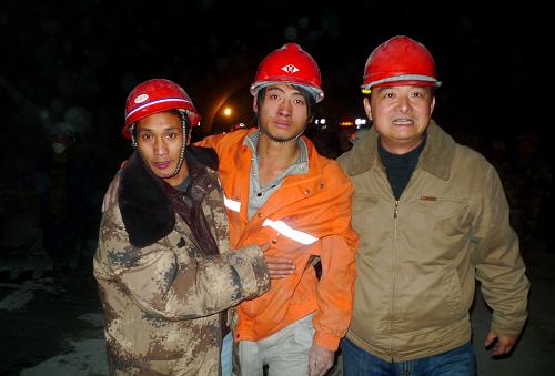 3月30日晚,云南香格里拉在建隧道坍塌事故被困的施工人員成功獲救。3月29日16時許,海拔3300多米的云南省迪慶藏族自治州香格里拉縣境內(nèi)香德二級公路肯古隧道,由于地質(zhì)巖層的不穩(wěn)定性,導(dǎo)致已開挖支護完畢的洞體突然大面積坍塌,造成19名施工人員被困。事故發(fā)生后,當(dāng)?shù)卣⒓闯闪F(xiàn)場指揮應(yīng)急救援領(lǐng)導(dǎo)小組,啟動了應(yīng)急救援預(yù)案。由當(dāng)?shù)亟煌?、安監(jiān)、建設(shè)指揮部等部門組成的工作組第一時間趕赴現(xiàn)場組織救援工作。30日20時左右,被困的19名施工人員經(jīng)過救援人員28小時的奮力救援后全部獲救,并立即被送往香格里拉醫(yī)院接受救治,目前所有獲救人員生命體征正常。 新華發(fā)(李銀發(fā) 攝)