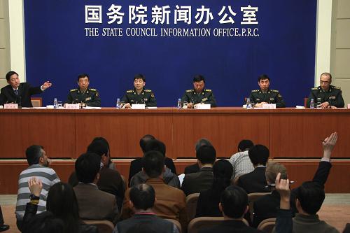 3月31日,國防部新聞事務(wù)局局長、國防部新聞發(fā)言人耿雁生等在新聞發(fā)布會(huì)上。當(dāng)日,中國政府發(fā)表《2010年中國的國防》白皮書,強(qiáng)調(diào)中國堅(jiān)持走和平發(fā)展道路,奉行獨(dú)立自主的和平外交政策和防御性的國防政策,統(tǒng)籌經(jīng)濟(jì)建設(shè)和國防建設(shè),在全面建設(shè)小康社會(huì)進(jìn)程中實(shí)現(xiàn)富國和強(qiáng)軍的統(tǒng)一。新華社記者 李明放 攝