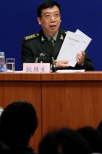 3月31日,國防部新聞事務(wù)局局長、國防部新聞發(fā)言人耿雁生在新聞發(fā)布會(huì)上。當(dāng)日,中國政府發(fā)表《2010年中國的國防》白皮書,強(qiáng)調(diào)中國堅(jiān)持走和平發(fā)展道路,奉行獨(dú)立自主的和平外交政策和防御性的國防政策,統(tǒng)籌經(jīng)濟(jì)建設(shè)和國防建設(shè),在全面建設(shè)小康社會(huì)進(jìn)程中實(shí)現(xiàn)富國和強(qiáng)軍的統(tǒng)一。新華社記者 李明放 攝