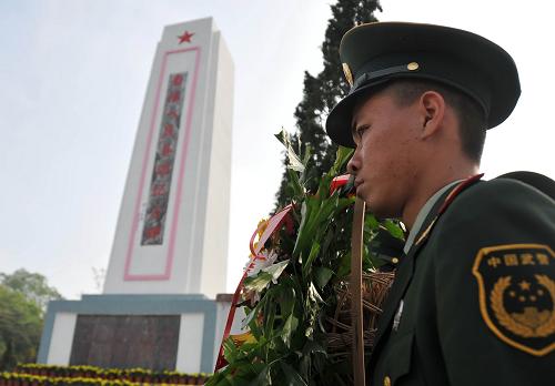 4月2日,海南省文昌市各界在南陽(yáng)人民英雄紀(jì)念碑前舉行祭掃活動(dòng)。當(dāng)日,臨近清明,眾多群眾、學(xué)生、部隊(duì)官兵來(lái)到海南省文昌市南陽(yáng)人民英雄紀(jì)念碑前舉行祭掃活動(dòng),緬懷革命先烈。新華社記者 侯建森 攝