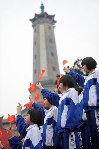 4月2日,長(zhǎng)沙市周南中學(xué)學(xué)生在長(zhǎng)沙烈士公園烈士紀(jì)念塔前參加誦讀紅色經(jīng)典活動(dòng)。當(dāng)日,“憶英烈、跟黨走,我們的節(jié)日·清明——誦讀紅色經(jīng)典”活動(dòng)在長(zhǎng)沙烈士公園進(jìn)行,長(zhǎng)沙市各界群眾在烈士紀(jì)念塔下唱紅色歌曲,誦紅色經(jīng)典,向革命英烈表達(dá)懷念和敬意。新華社記者 李尕 攝