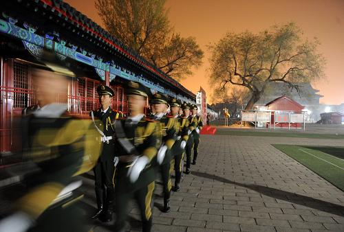 4月8日凌晨4時(shí)15分,國旗護(hù)衛(wèi)隊(duì)的戰(zhàn)士們起床鍛煉。堅(jiān)守在北京天安門的國旗護(hù)衛(wèi)隊(duì)是一支光榮而神圣的部隊(duì),他們肩負(fù)著天安門廣場國旗升旗和降旗任務(wù),每天在太陽升起的時(shí)候,他們將五星紅旗在天安門前升起,太陽落下時(shí),將五星紅旗收回保存,365天從不間斷。1991年,隨著天安門廣場升降國旗儀式的改革,原來的國旗班改編為國旗護(hù)衛(wèi)隊(duì),由36名武警官兵組成,其中擎旗手1名,護(hù)旗手2名,帶隊(duì)警官1名,護(hù)衛(wèi)隊(duì)員32名。20年來,國旗護(hù)衛(wèi)隊(duì)承載著祖國賦予的神圣使命,他們是每天比太陽起得更早的人,是萬眾矚目的焦點(diǎn)。新華社記者 王雷 攝